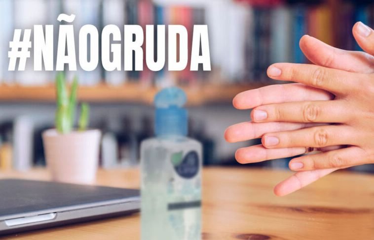 Mãos esfregando o gel Hi Clean, com o texto #NÃOGRUDA